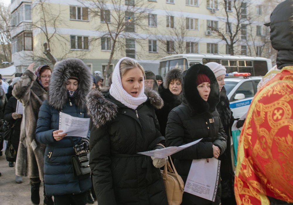 <p>Крестный ход сопровождался под церковные песнопения.</p>