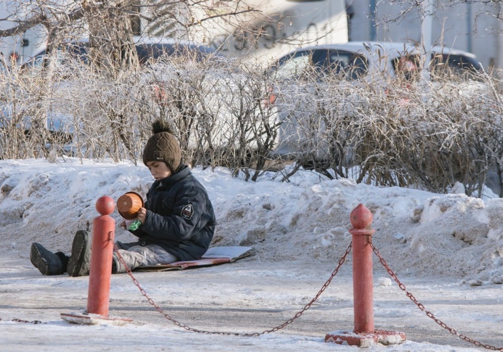 <p>Но вместе с тем, говорят воспитатели, дети эти очень коммуникабельные, легко идут на контакт. "Наш центр они знают уже очень хорошо. А инспекторов боятся, поэтому не дают им контактные данные родителей. Своим родным они через других детей, которые на улице, как-то сообщают, что они в центре. Родители же не идут в полицию за детьми, а ждут, пока их привезут к нам, а потом от нас забирают", - говорит сотрудник центра и отмечает, что бывает такое, что детей законные представители забирают буквально через полчаса, как они поступили в учреждение.</p>