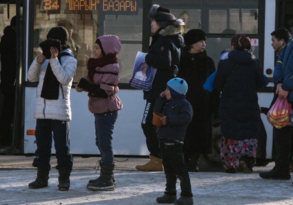 "У родителей мы интересуемся, почему дети не ходят в школу. Они говорят, что денег нет. Мол, в Узбекистане нет работы, поэтому приезжают сюда, зарабатывают деньги, уезжают домой, а потом обратно к нам приезжают", - продолжает старший воспитатель центра.