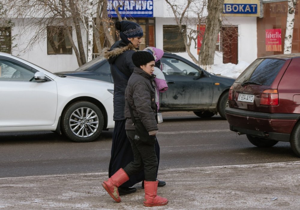 <p>В Казахстане назойливое приставание и попрошайничество наказываются штрафом и арестом. Есть соответствующая статья - 449. Но к героям этого репортажа такую норму применяют не всегда.</p>