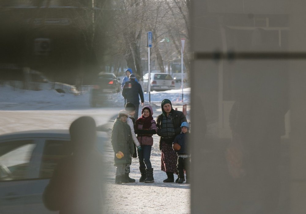 Он пояснил, что в статье 449 "Приставание в общественных местах" три части. По первой части предусматривается  взыскание в виде штрафа 5 МРП, при повторном нарушении - штраф 10 МРП либо административный арест до пяти суток. Третья часть относится к иностранным гражданам или лицам без гражданства. По ней предусмотрен арест с последующим выдворением за пределы Казахстана. 