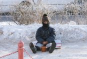 "У нас закон такой". Почему дети в Астане сидят на холодной земле
