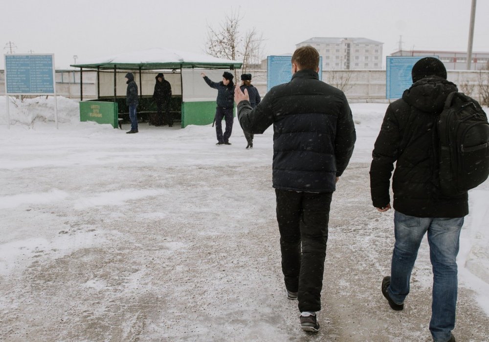 Пока всех амнистированных собирают в одном месте, знакомый уже нам Константин рассказывает о том, как ему здесь жилось. "Вообще я впервые в жизни попал в такую систему. И хотя здесь более свободный вариант, чем в других учреждениях, но все равно мы во всем ограничены. Чтобы куда-то сходить, нужно заявление писать, сопровождение, контроль чувствуется", - говорит он.