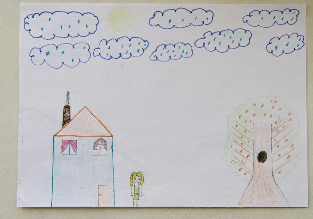 <p>"Обратите внимание на дерево. Девочка нарисовала дупло. Это значит, у нее глубокая душевная рана, потому что дерево означает жизненную энергию", - психолог центра Айнур Мусаханова показывает нам рисунки детей и тут же их анализирует.</p>