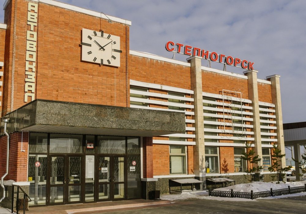 А вот так выглядит автовокзал Степногорска. Здание ухоженное, небольшое и компактное.