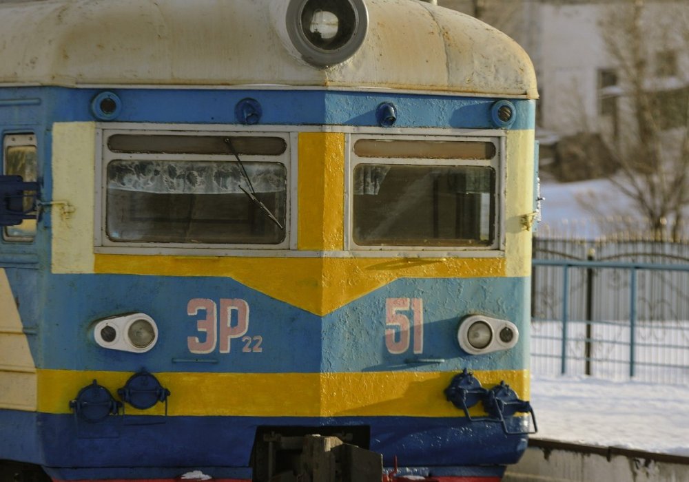 <p>Непосвященный человек вряд ли найдет что-то необычное в этой электричке, но именно благодаря этому поезду ЭР-22 в город приезжают туристы из России.&nbsp;</p>