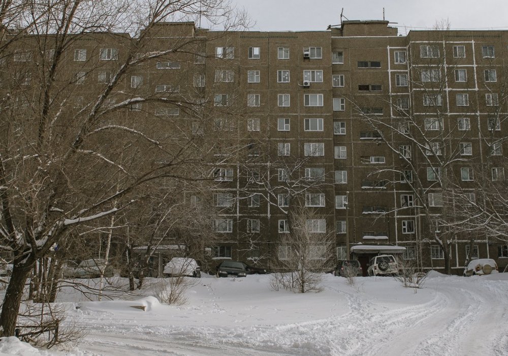 Этот микрорайон Темиртау нам указали как самый холодный во всем городе. Очевидцы утверждают, что в некоторых квартирах жители здесь ходят в валенках.