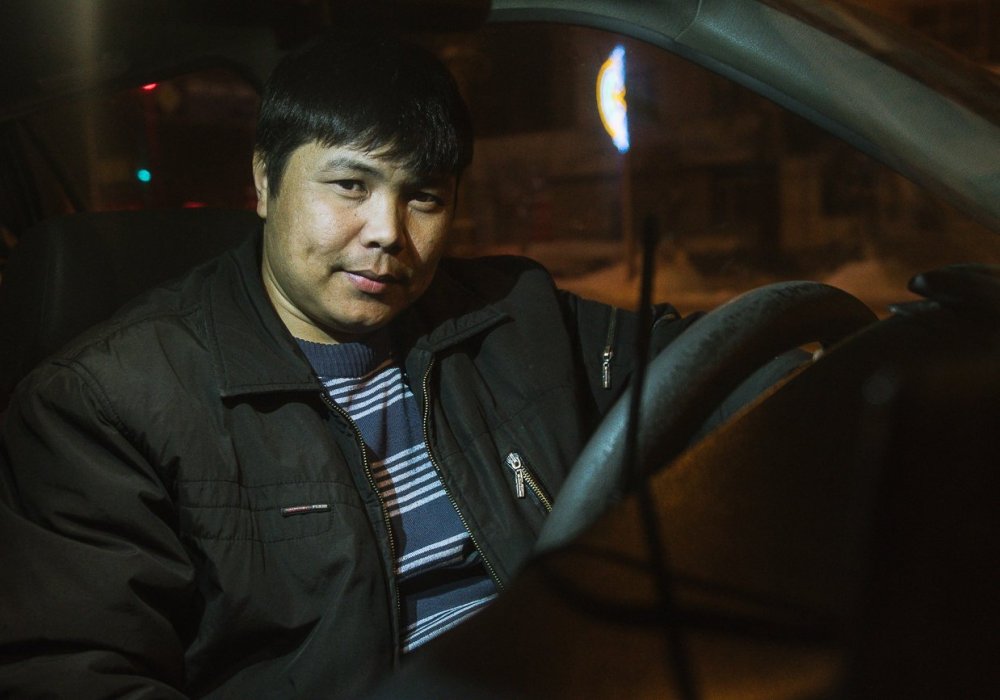 Он в Темиртау живет 15 лет. За это время успел поработать в подрядной организации на металлургическом комбинате, но в какой-то момент решил, что работа таксиста ему больше подходит.