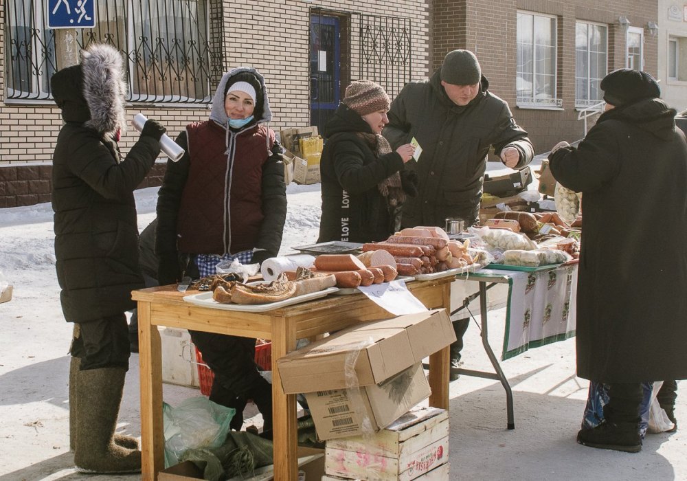 В Темиртау ярмарка. Жителей зазывают купить колбасу, сухофрукты, рыбу и мед.