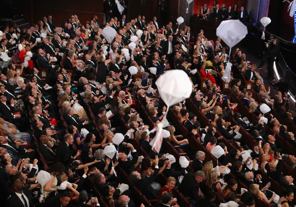 <p>Сладости и поп-корн прилетали к гостям церемонии прямо с воздуха. Фото REUTERS/Lucy Nicholson©</p>
