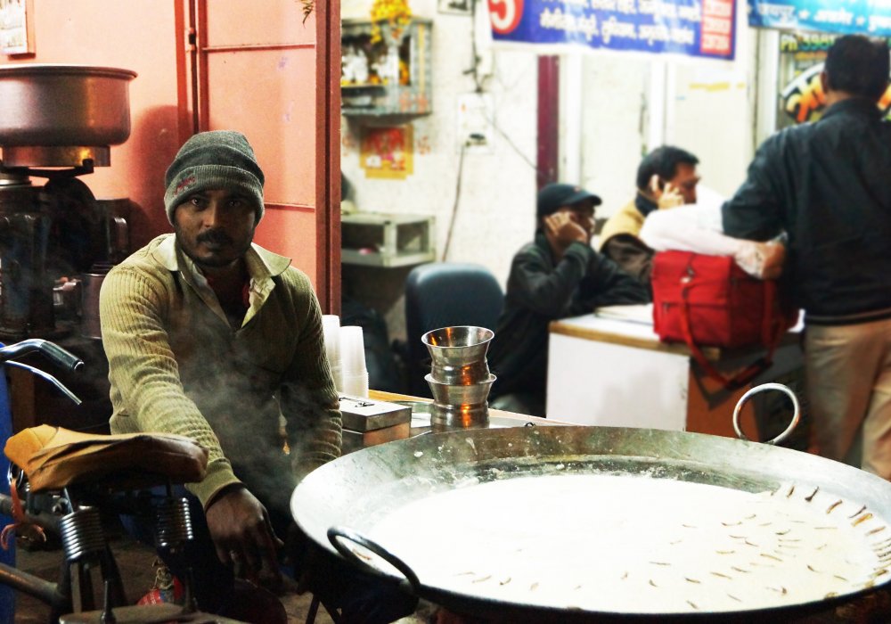 Каждый вечер на улочках Дели можно увидеть, как варят в огромных чанах молоко со специями и тростниковым сахаром (мasala-milk).