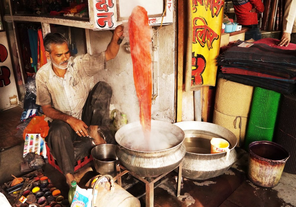 Джайпур называют городом ремесленников. Действительно, чего тут только не производят! Вот, например, ткани окрашивают вручную прямо в лавке, где затем их и продают.