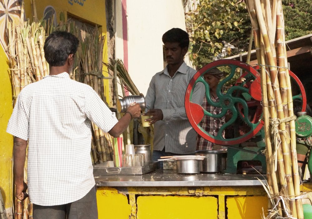 Бангалор. Сок из сахарного тростника - самый распространенный напиток в Индии после воды!