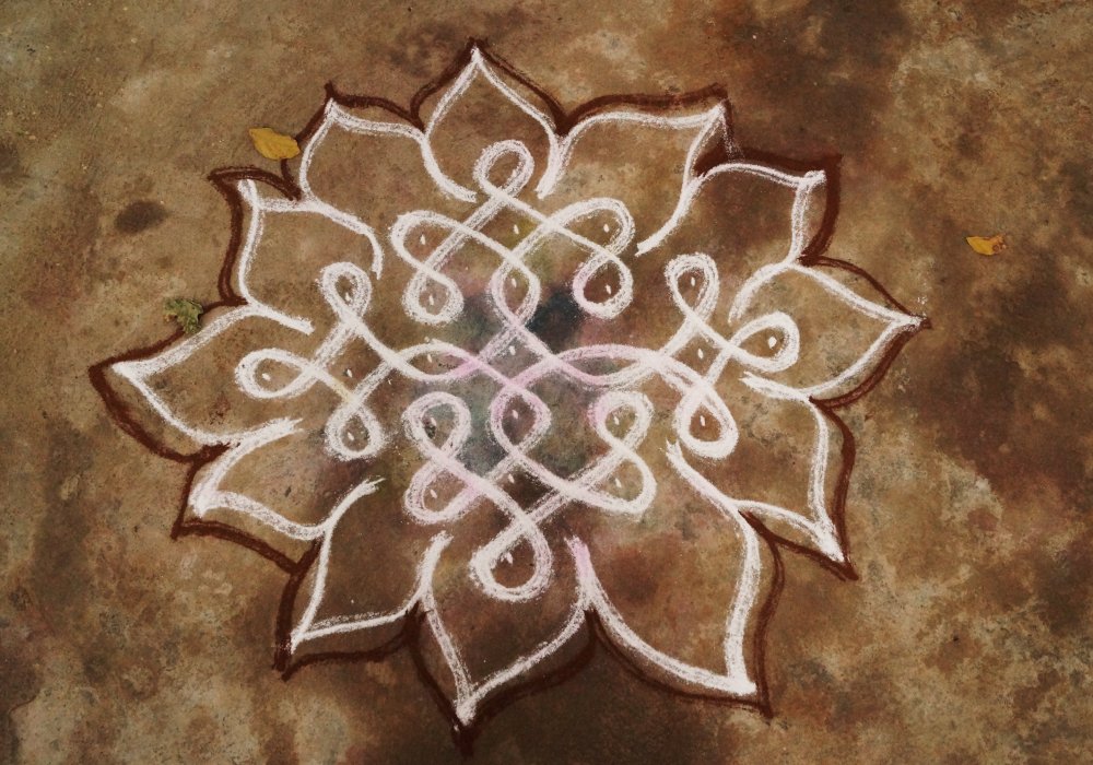Тируванумалаи. Ранголи - женское искусство южной Индии. Каждое божье утро женщины на рассвете убирают дом и двор и на пороге рисуют такие вот орнаменты. Рисуют мукой, солью или порошкообразной краской. Ранголи - это оберег и символ послушания.