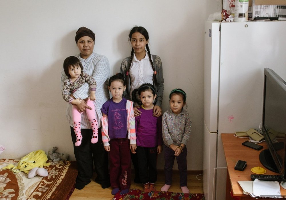 <p>На этом снимке Мадина Эсмаганбетова и ее пять дочерей. Самая старшая - Марьям от первого мужа, ее Мадина привезла в двухлетнем возрасте из Туркменистана. Остальные четыре девочки от второго супруга - гражданина Сербии, с которым она встретилась уже в Астане.</p>