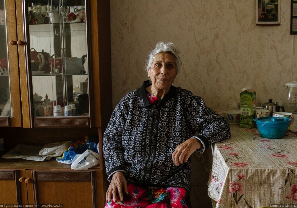 <p>Вот, например, 72-летняя Надежда Александровна Минтиненко. Когда-то она работала в ресторане в аэропорту.</p>
