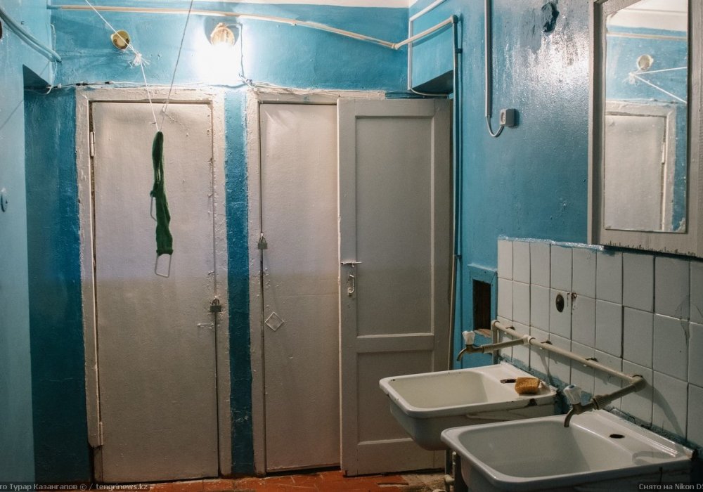 Ванная в общежитии. Туалет в общежитии. Санузел в общежитии.