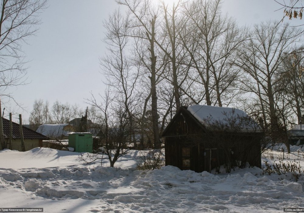 <p>Некоторые из них все лето проводят на даче, ухаживая за огородом, да и просто наслаждаясь жизнью на природе.</p>