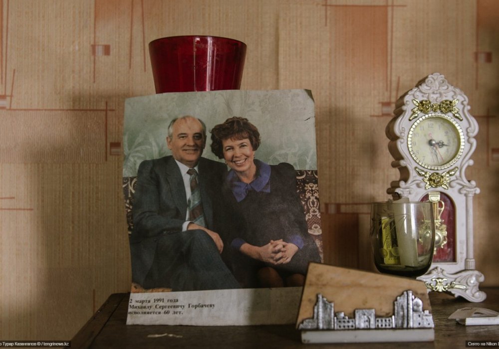 <p>Особое место в доме Лилии Карловны занимает фотография Михаила Горбачева с супругой. Женщина рассказала, что когда-то увидела ее в журнале, она ей очень понравилась, вырезала, и с тех пор фото первого президента СССР с первой леди украшает ее зал.</p>