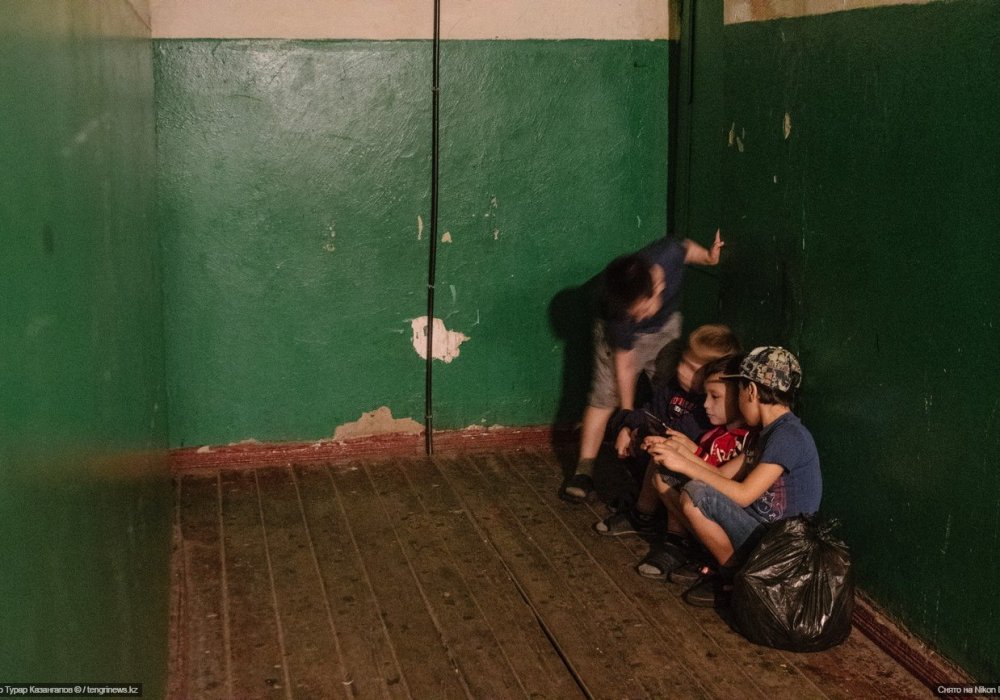 <p>Дети, играющие в коридорах, - привычная картина для всех местных общежитий.</p>