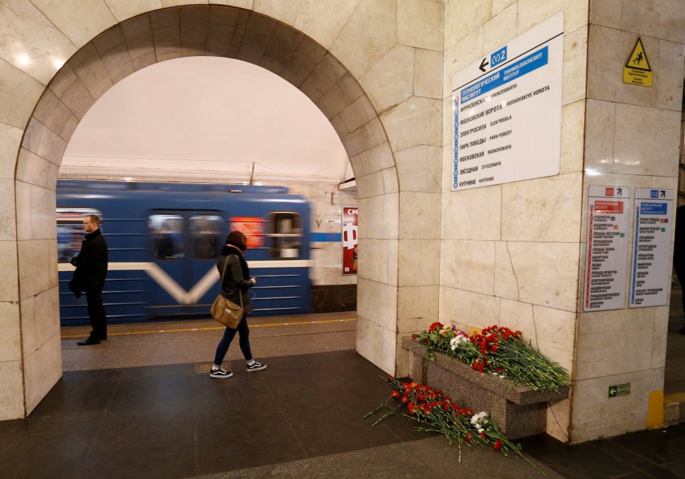 Горожане несут цветы к перрону станции "Технологический институт", где накануне все и произошло. Фото REUTERS/Grigory Dukor