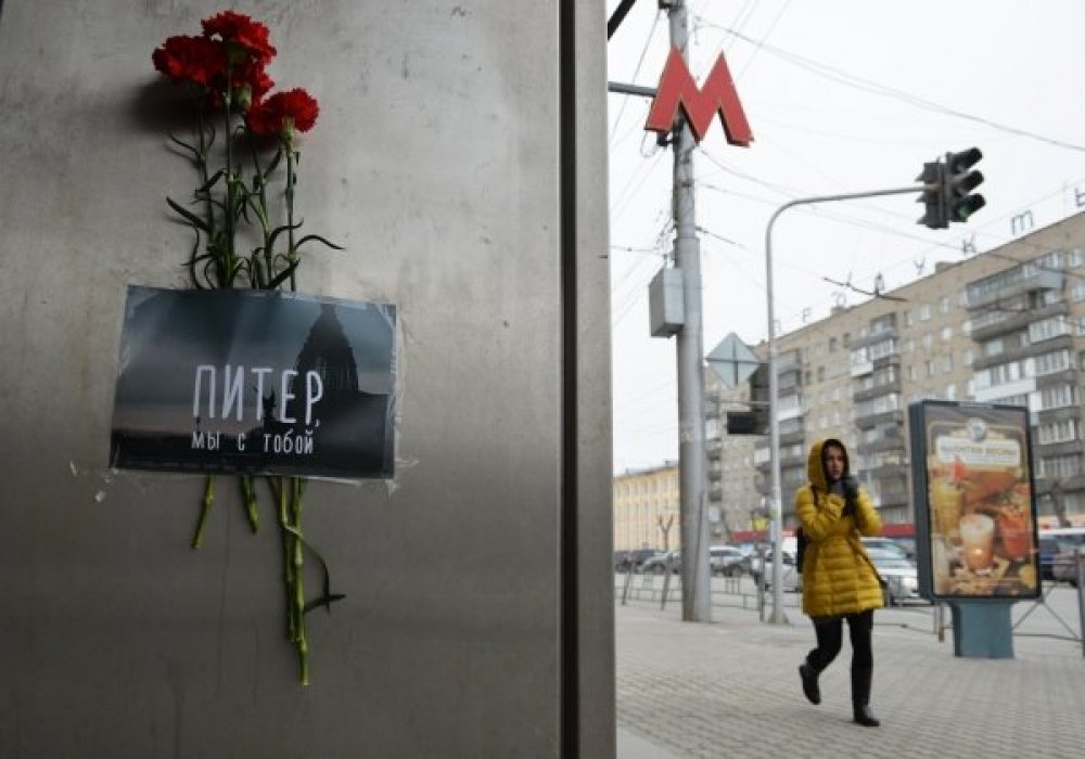 Цветы в память о жертвах теракта в метро Санкт-Петербурга на улице в Новосибирске. Фото РИА Новости