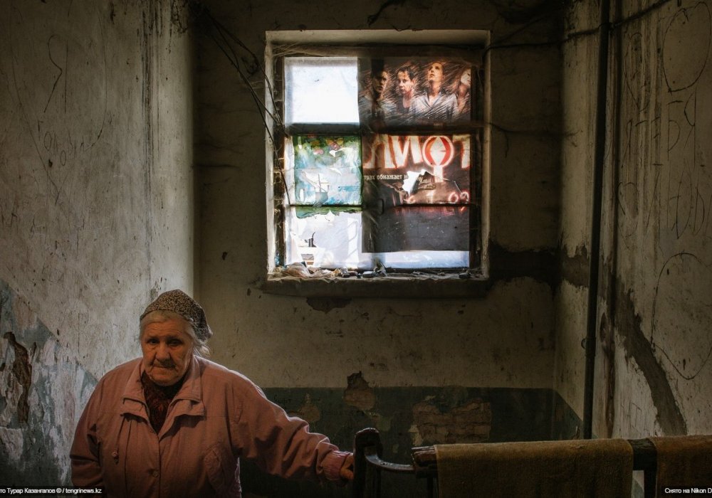 <p>В том же доме по улице Кеменгерулы уже 45 лет проживает Раиса Дмитриевна Конькова. Говорит, она и ее соседи сидят на чемоданах. Соседний дом год назад снесли, жильцы получили квартиры в новых домах со всеми удобствами.</p>