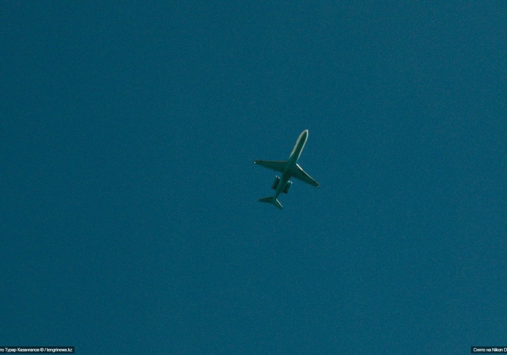 <p>Заехав в поселок, обращаешь внимание на еще одну достопримечательность - самолеты в небе.</p>