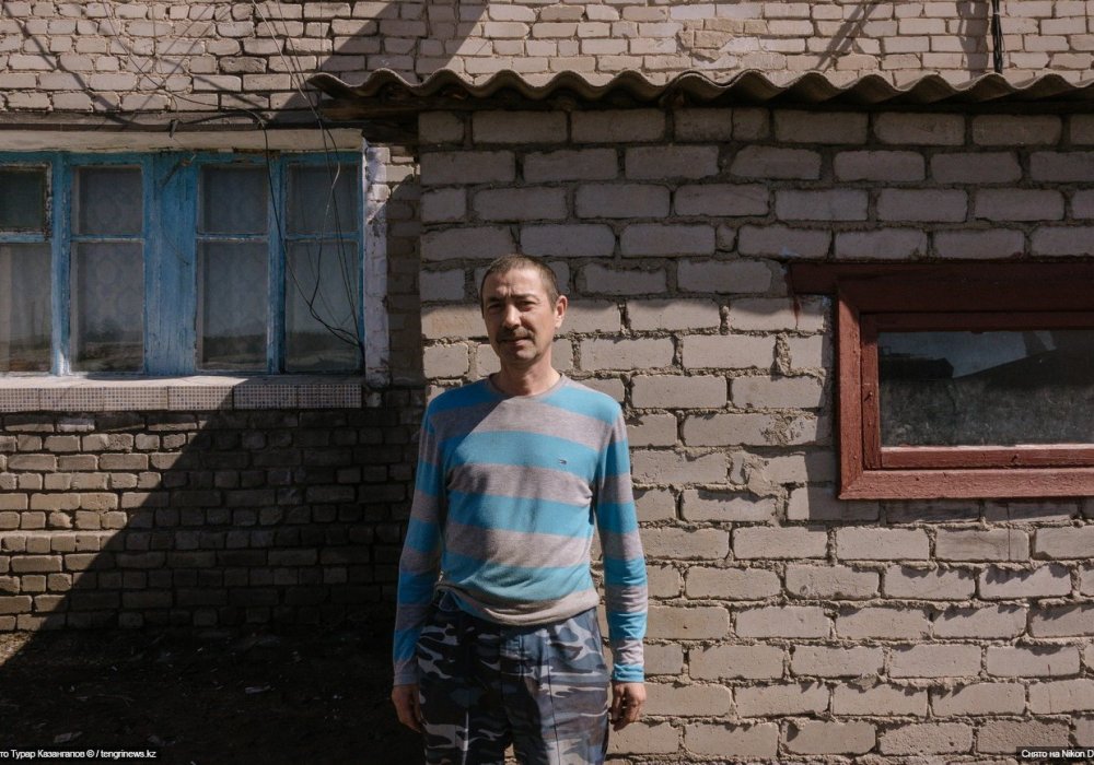 <p>Рустам Бариев родился в этом поселке. Работает мужчина в местной Академии правоохранительных органов сварщиком.</p>