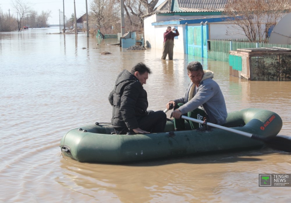 Некоторые пострадавшие могут попасть в свои дома только на лодке. Вода их жилища еще не отпустила.