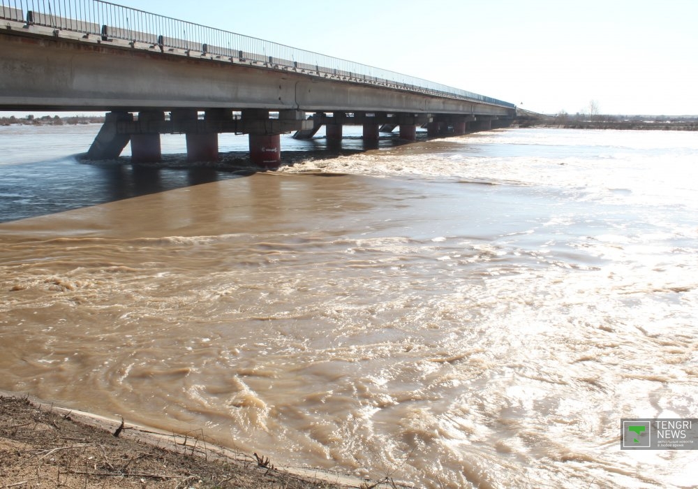 Этот бурлящий поток воды непрерывно течет в город из степи.