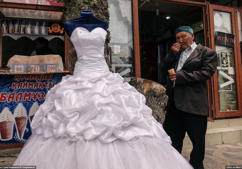 Глядя на рекламу свадебных салонов на улицах Сайрама, можно получить впечатление, что подвенечные платья здесь пользуются какой-то особой популярностью.