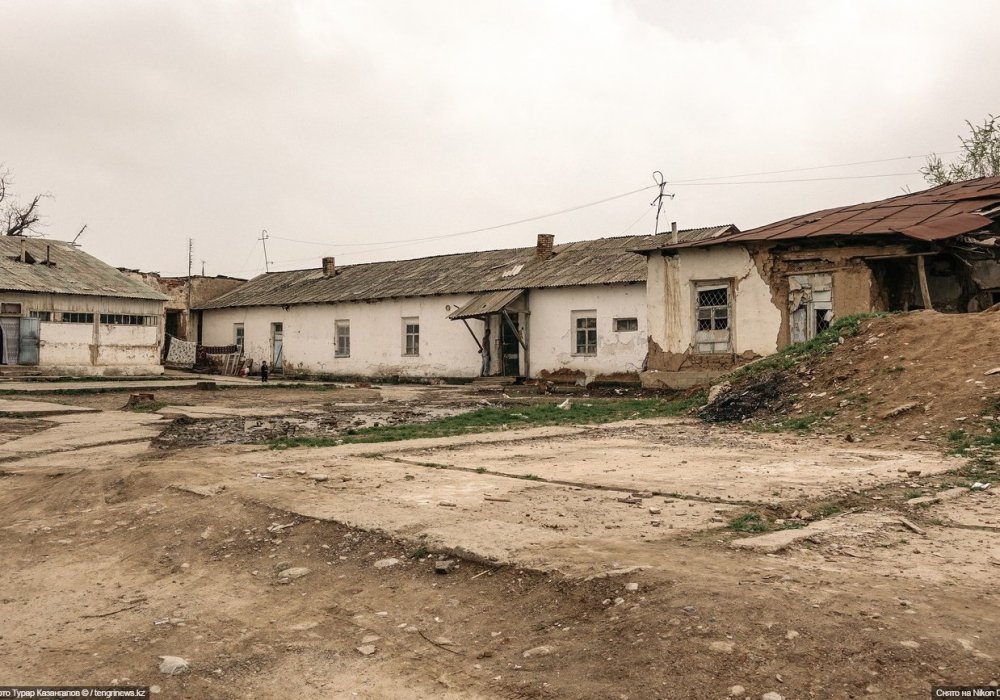 "Здесь есть оралманы, они приехали в 1997 году из Таджикистана, не получили ни квоту, ни жилье. Пойдемте, посмотрите, как они живут", - говорит мужчина и приводит нас к ветхим одноэтажным баракам.