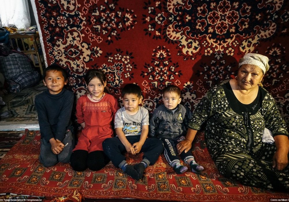 Но есть и те, кто приехал из Таджикистана. Среди них Наима Ельбаева. В этой квартире она живет с детьми и внуками. Она рассказала, что они были одними из первых репатриантов. Но по каким-то обстоятельствам именно они не смогли получить ни квоту, ни жилье.