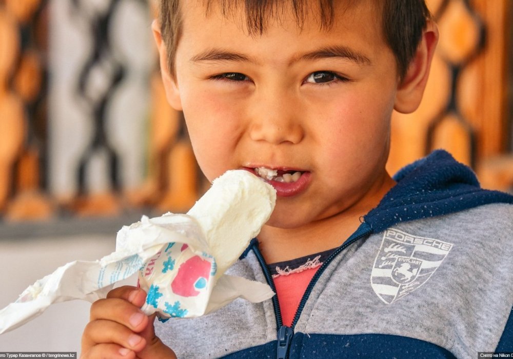 <p>Ребенок ест знаменитое ленгерское мороженое.</p>