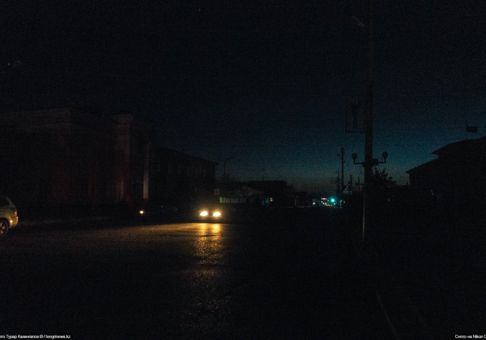 <p>На часах еще нет девяти вечера, а в центре Ленгера уже совсем темно.</p>