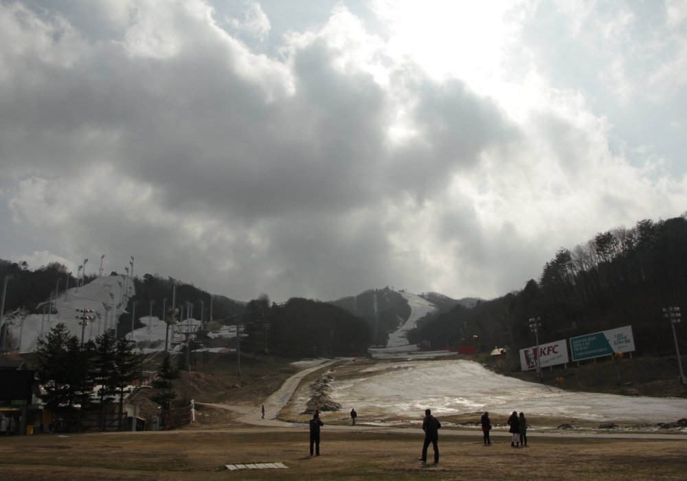<p>Покататься на горнолыжных курортах. В&nbsp;Корее их много и на любой вкус.</p>