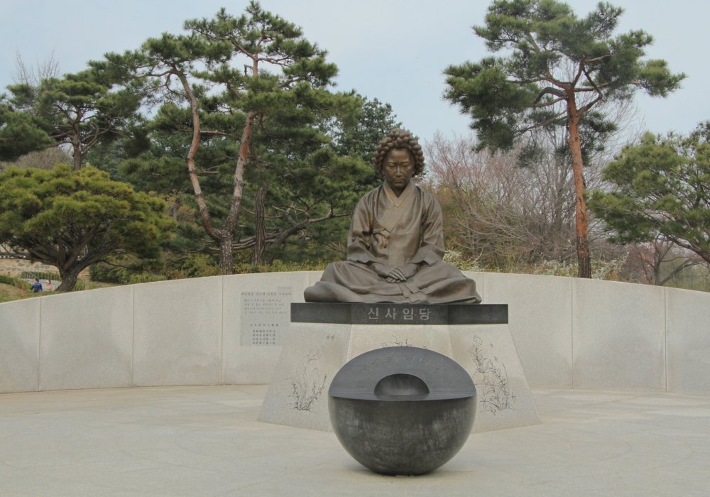 <p>Памятник Син Саимдан. Для корейцев она пример идеальной женщины, сумевшей добиться успеха и в творчестве, и в выполнении обязанностей матери и жены. Саимдан стала первой в корейской истории женщиной, чей портрет украшает денежную купюру.</p>