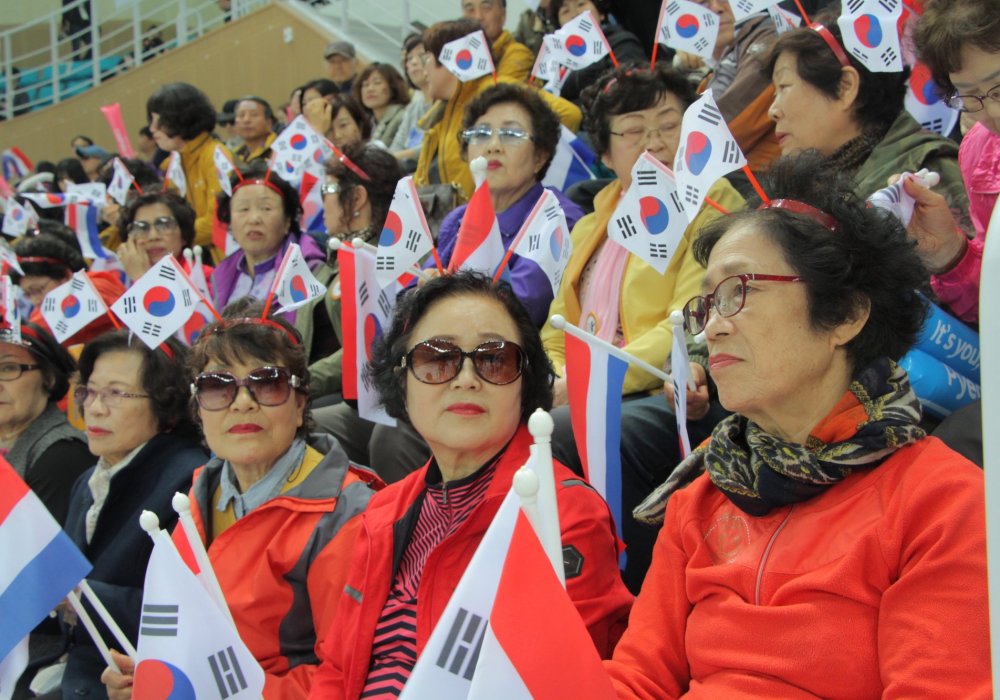 <p>Корейцы очень переживают за спортивные достижения своей страны и всегда готовы поддержать национальную сборную. На фото болельщики на хоккейном матче Южная Корея - Нидерланды</p>