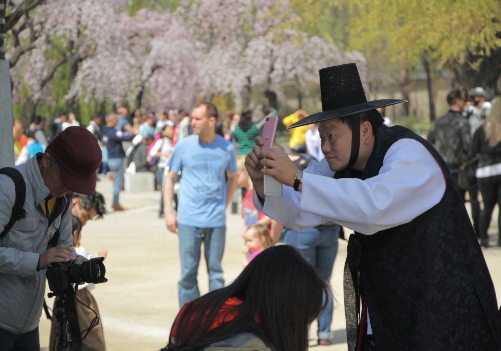 <p>На улицах часто можно встретить корейцев в ханбоках (национальный костюм). Для надевших национальные одеяния многие музеи и культурные парки предоставляют скидки</p>