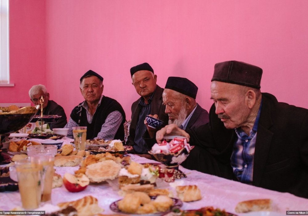 "Вот старший аксакал из Узбекистана, а это его младший брат. Мы специально приехали из Ташкента на свадьбу", - рассказывают нам пенсионеры.