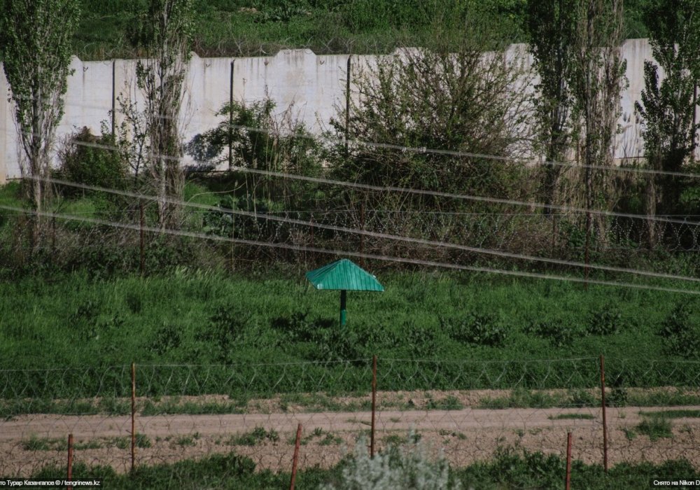 Территории Казахстана и Узбекистана разделяет бетонный забор с колючей проволокой.