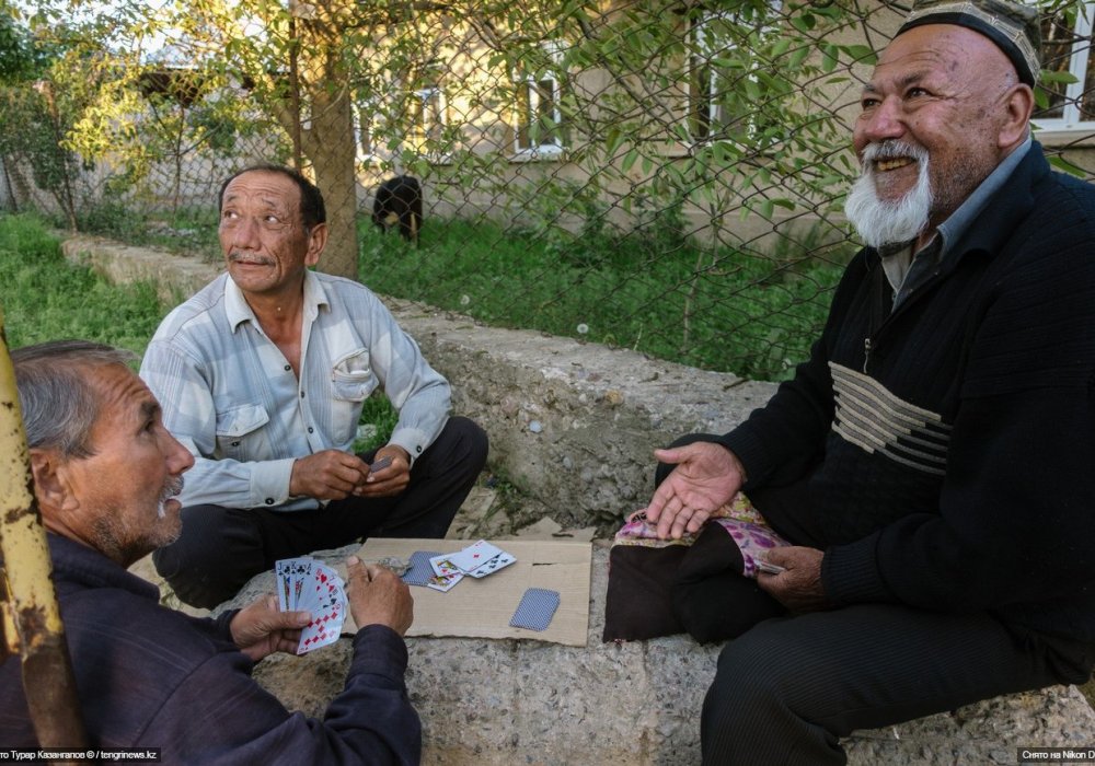 Местные мужчины проводят досуг за игрой в карты.