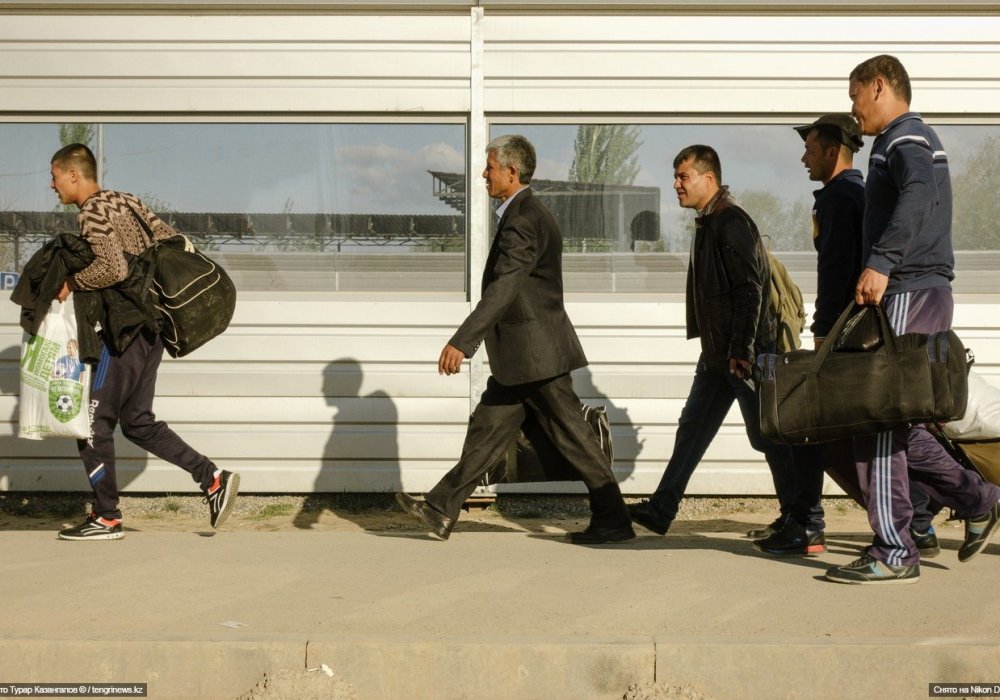 Люди с сумками идут со стороны Узбекистана.