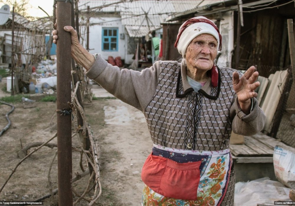 Ей 89 лет. В Арысь она приехала в 1989 году, а до этого жила и работала в разных регионах, в том числе и в Каракалпакии. Своему любимому делу она верна и по сей день. Душой болеет за будущий урожай на своем огороде.