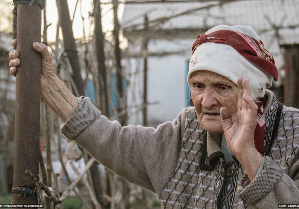 Галина Кузьминична является убежденным приверженцем жизни на своей земле. "Что сейчас город дает, скажи, пожалуйста? Он просто высасывает из тебя", - говорит 89-летняя пенсионерка.
