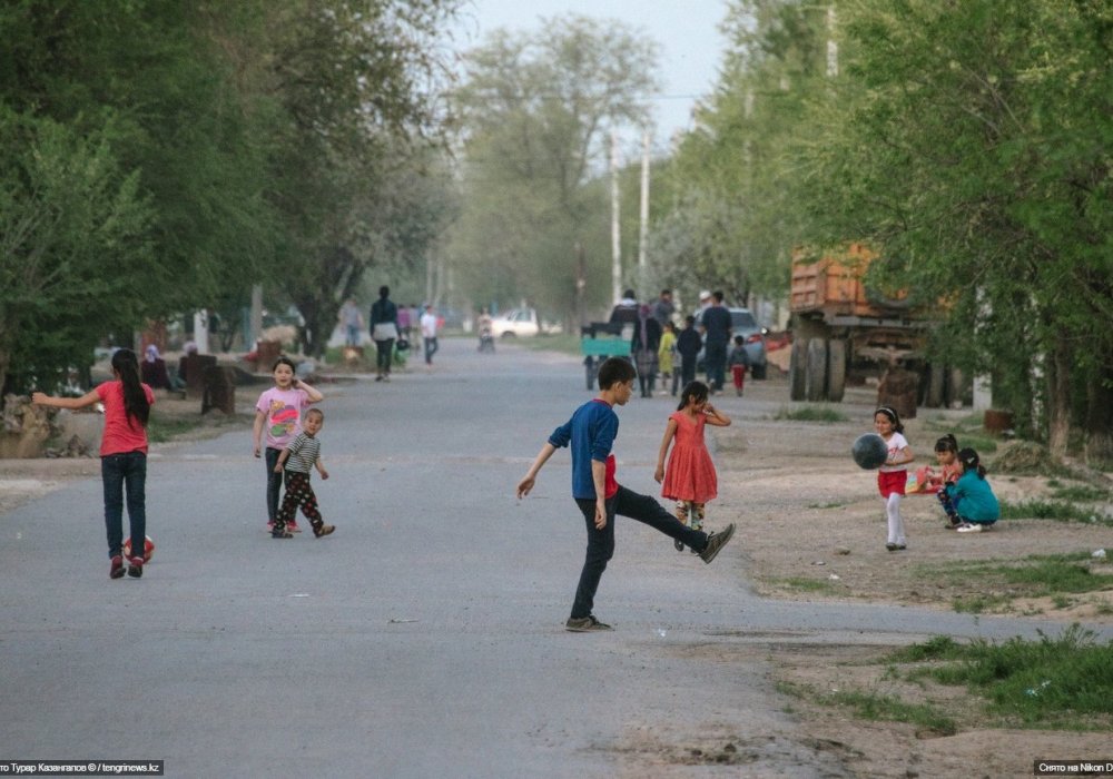 В Арыси очень много детворы.