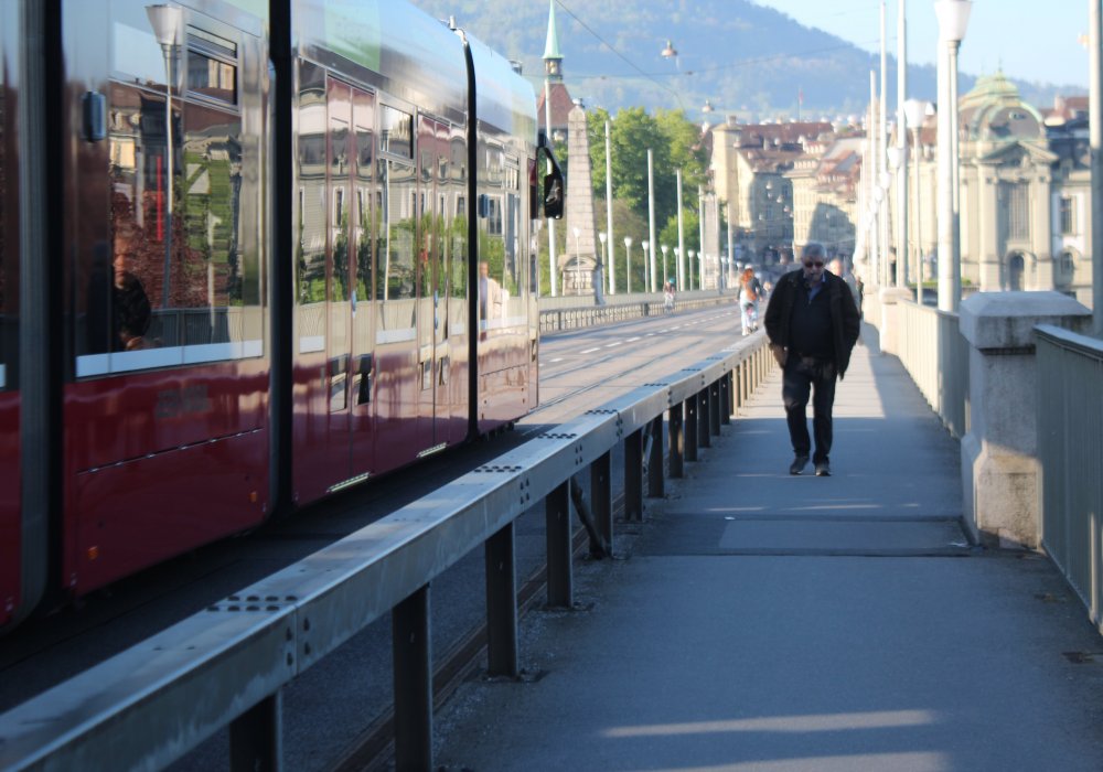 Из-за высоких цен на жилье жители соседних стран предпочитают утром и вечером приезжать на трамвае в Швейцарию, а вечером обратно возвращаться домой, скажем, во Францию. В стране проживает около 24 процентов иностранцев.