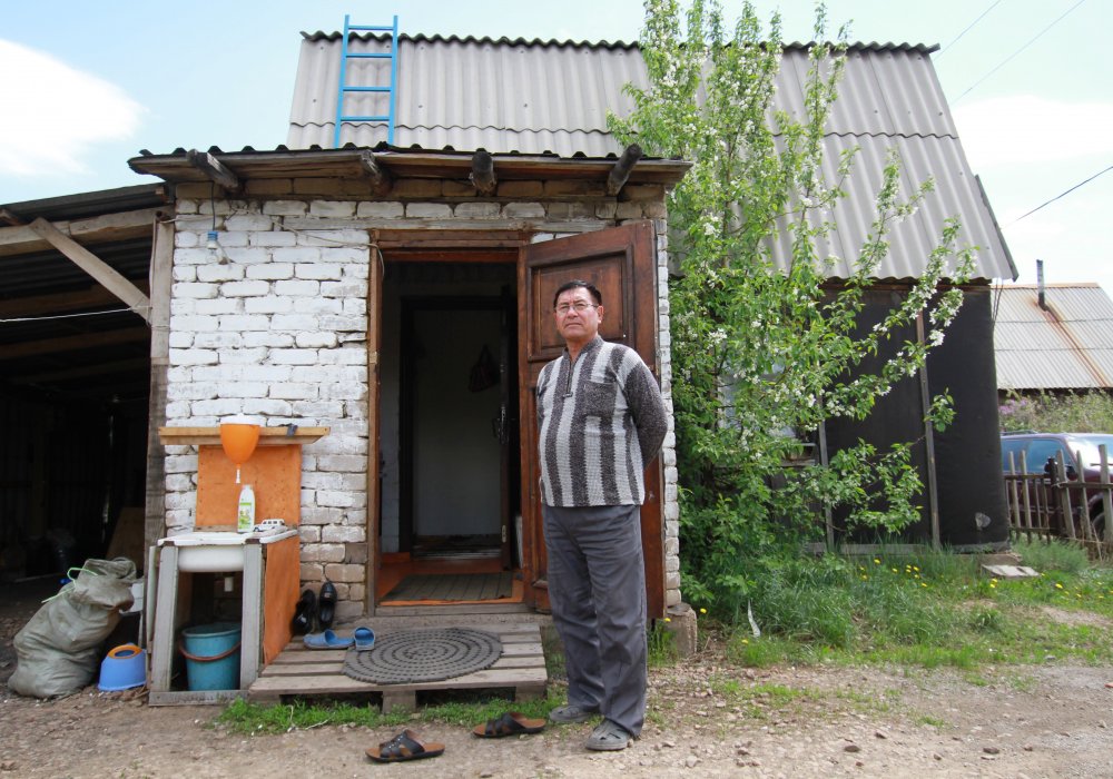 <p>Это Тайжан Жангутов. Он приехал из Шымкента десять лет назад. Последние пять лет вместе с сыном, его женой и двумя их детьми живет в этом доме.</p>
