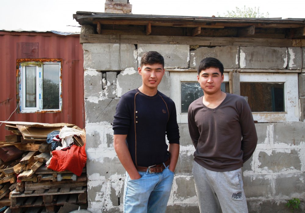 Братья Султан и Нурбек Жантай приехали с родителями из Арыси (Южно-Казахстанская область). Говорят, что здесь живут около года. "Папа работает на "ЭКСПО", а мама в гостинице", - говорит один из братьев.